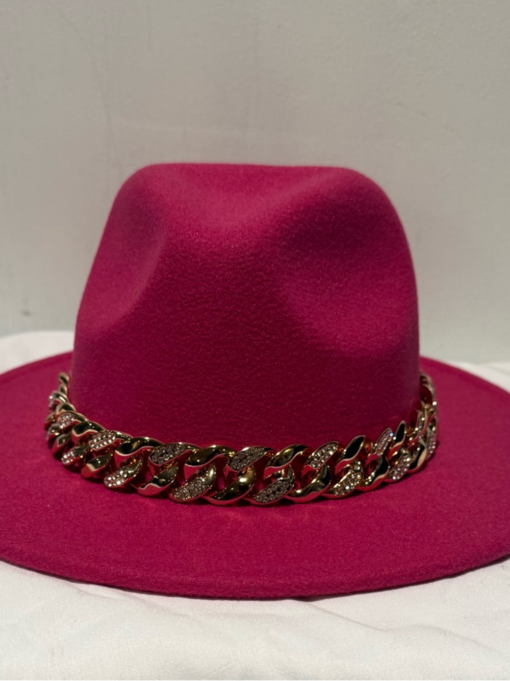 Stylish Women’s Pink Fedora Hat with Gold Chain Accent